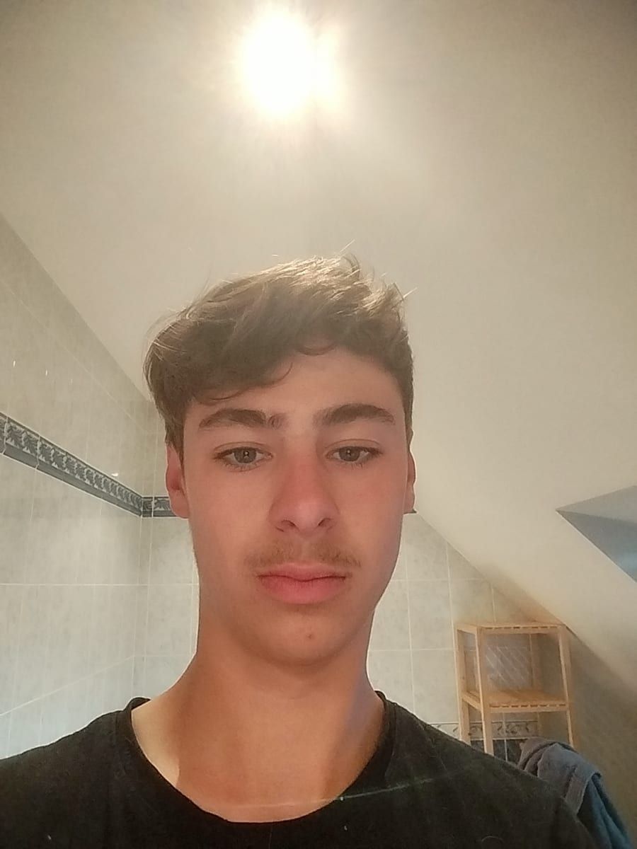 Profil de Eliah, 23 ans, Bars gay à Siat (Grisons)