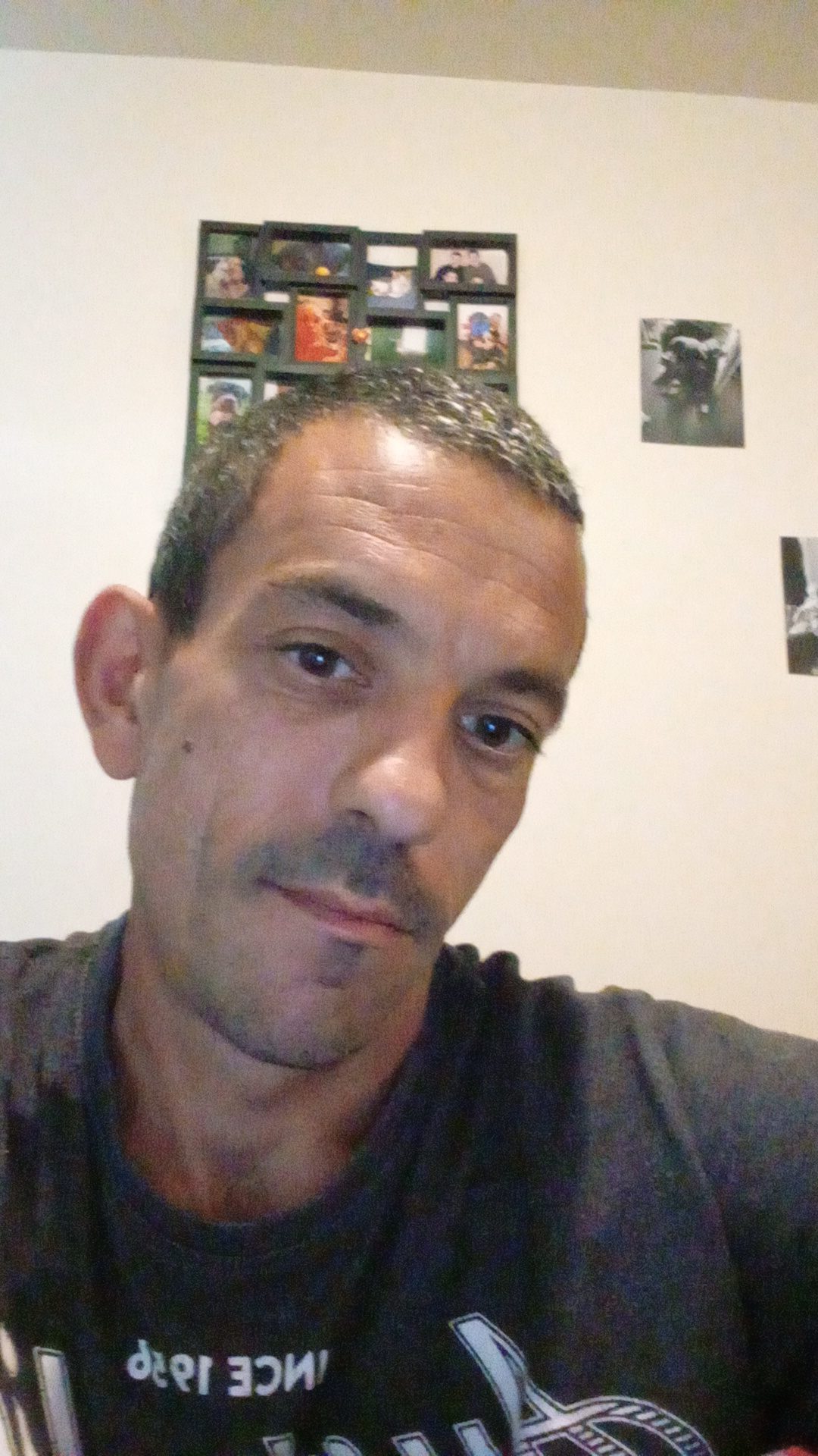 Profil de Basile, 23 ans, Bars gay à Douanne (Berne)